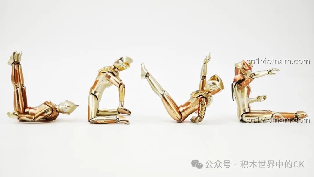 Bộ 4 figure Ultraman Keeppley 75241 xếp thành chữ L-O-V-E, một thông điệp ý nghĩa từ bộ đồ chơi lắp ráp.