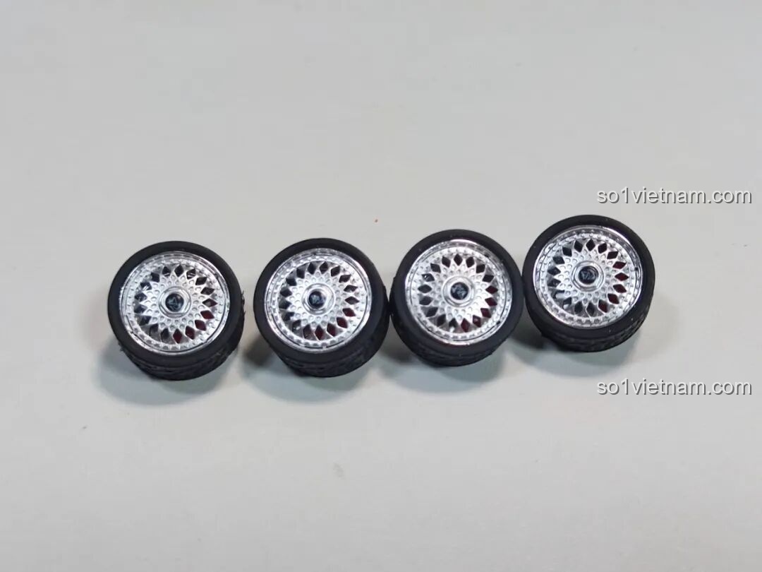Bốn bánh xe của mô hình Pinbo PB8827 sau khi lắp ráp hoàn chỉnh, sẵn sàng để gắn vào xe.
