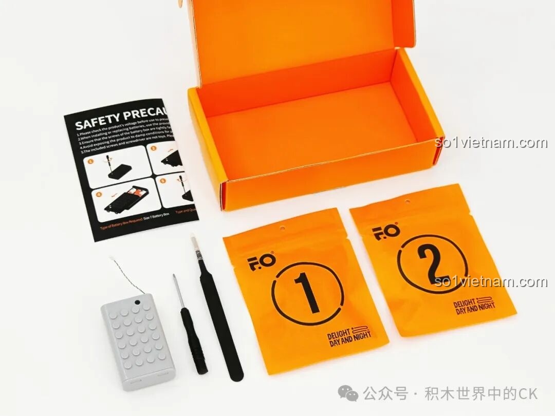 Bộ kit đèn LED và các dụng cụ hỗ trợ đi kèm trong bộ lắp ghép Chuồng ngựa có đèn FunWhole F9080.