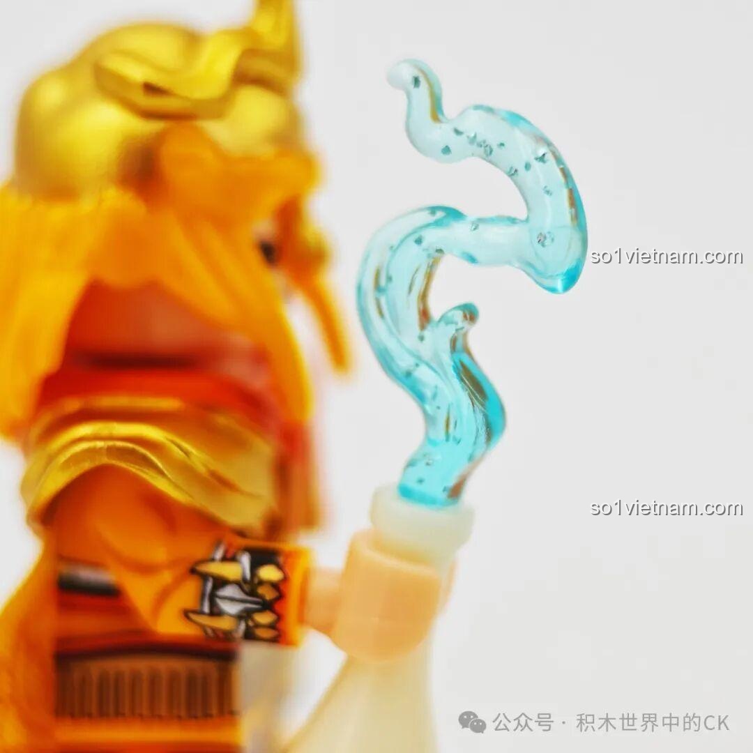 Mặt sau nhân vật Bát Mã Ôn trong bộ đồ chơi lắp ráp