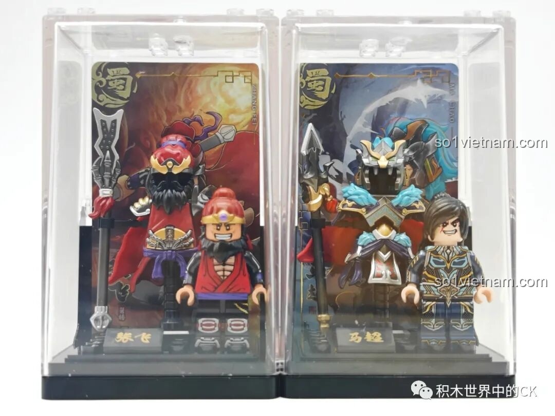 Hai bộ đồ chơi mô hình Mã Siêu và Trương Phi được đặt cạnh nhau trong hộp trưng bày.