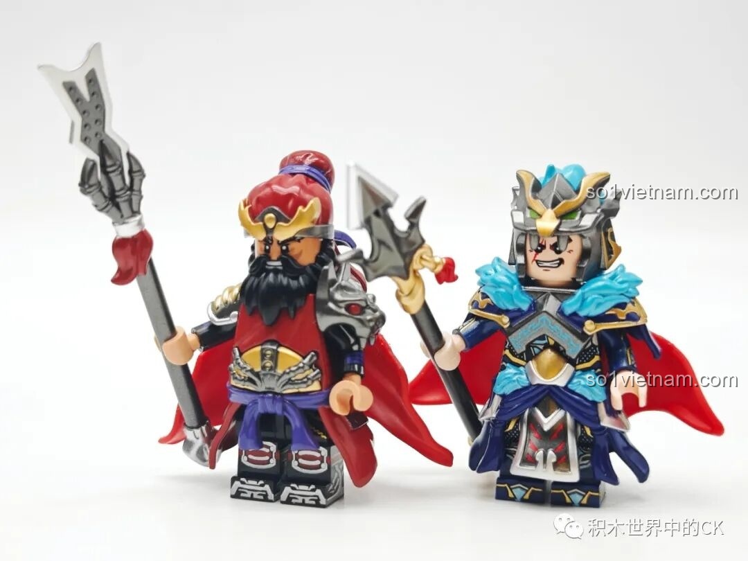 Hai minifigure Mã Siêu và Trương Phi đứng cạnh nhau, thể hiện sự dũng mãnh của Ngũ Hổ Tướng.