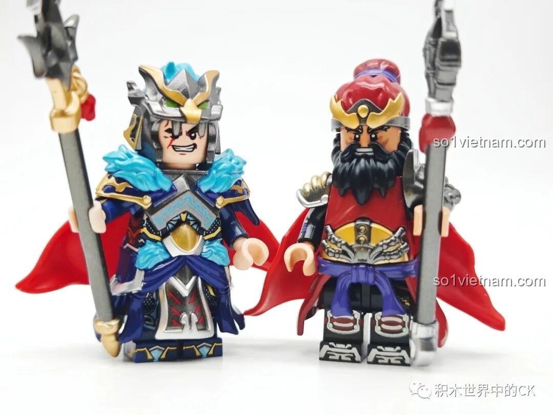 Hai minifigure Mã Siêu và Trương Phi trong tư thế chiến đấu, sẵn sàng xung trận.