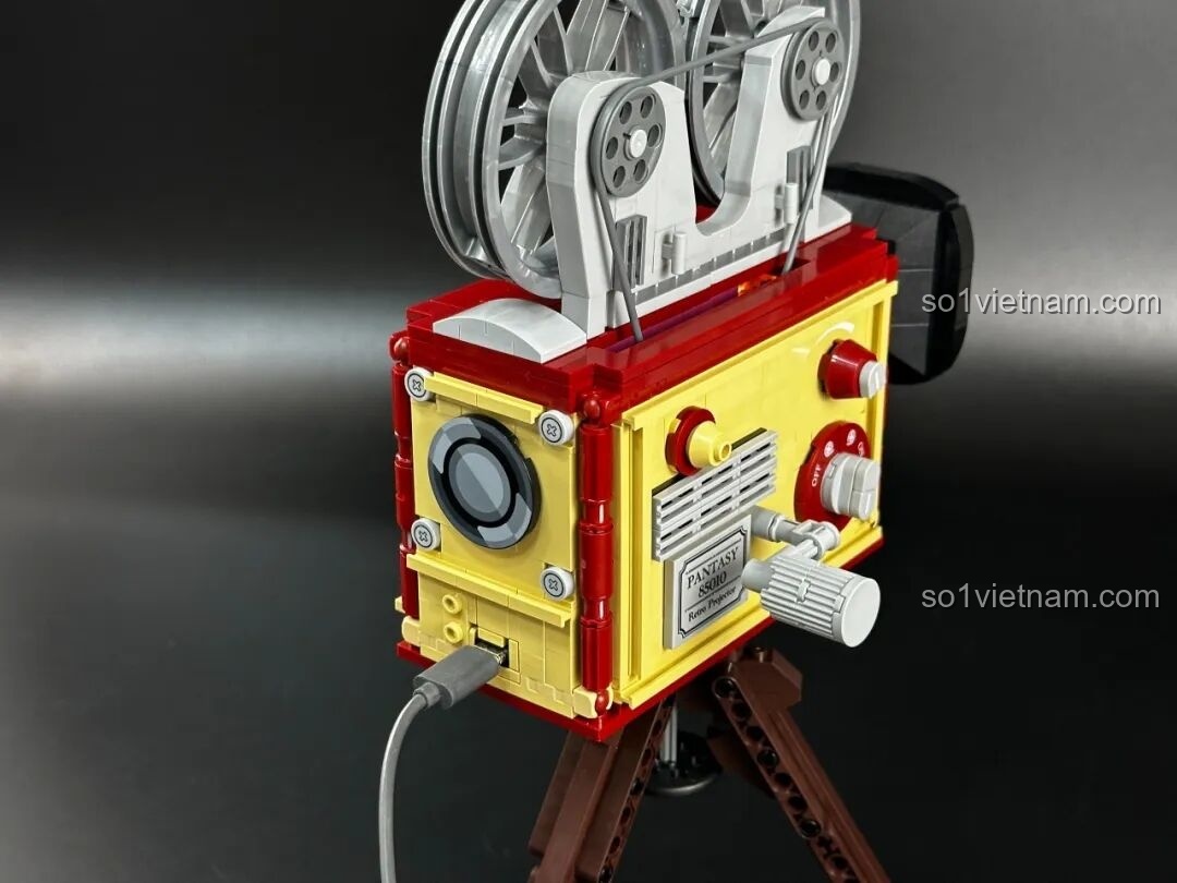 Bộ đôi mô hình Pantasy Gramophone 85009 và Máy Chiếu Phim Cổ Điển Retro 85010 đặt cạnh nhau, tạo nên một không gian retro hoàn hảo.