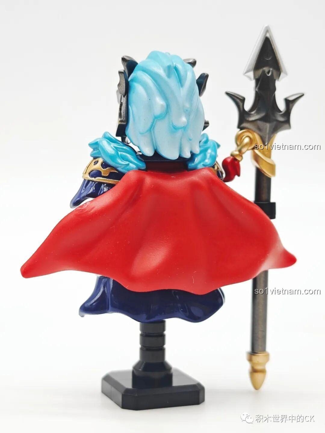 Nhìn từ phía sau bộ giáp của Mã Siêu, nổi bật với mái tóc xanh và chiếc áo choàng đỏ mềm mại, bay bổng.