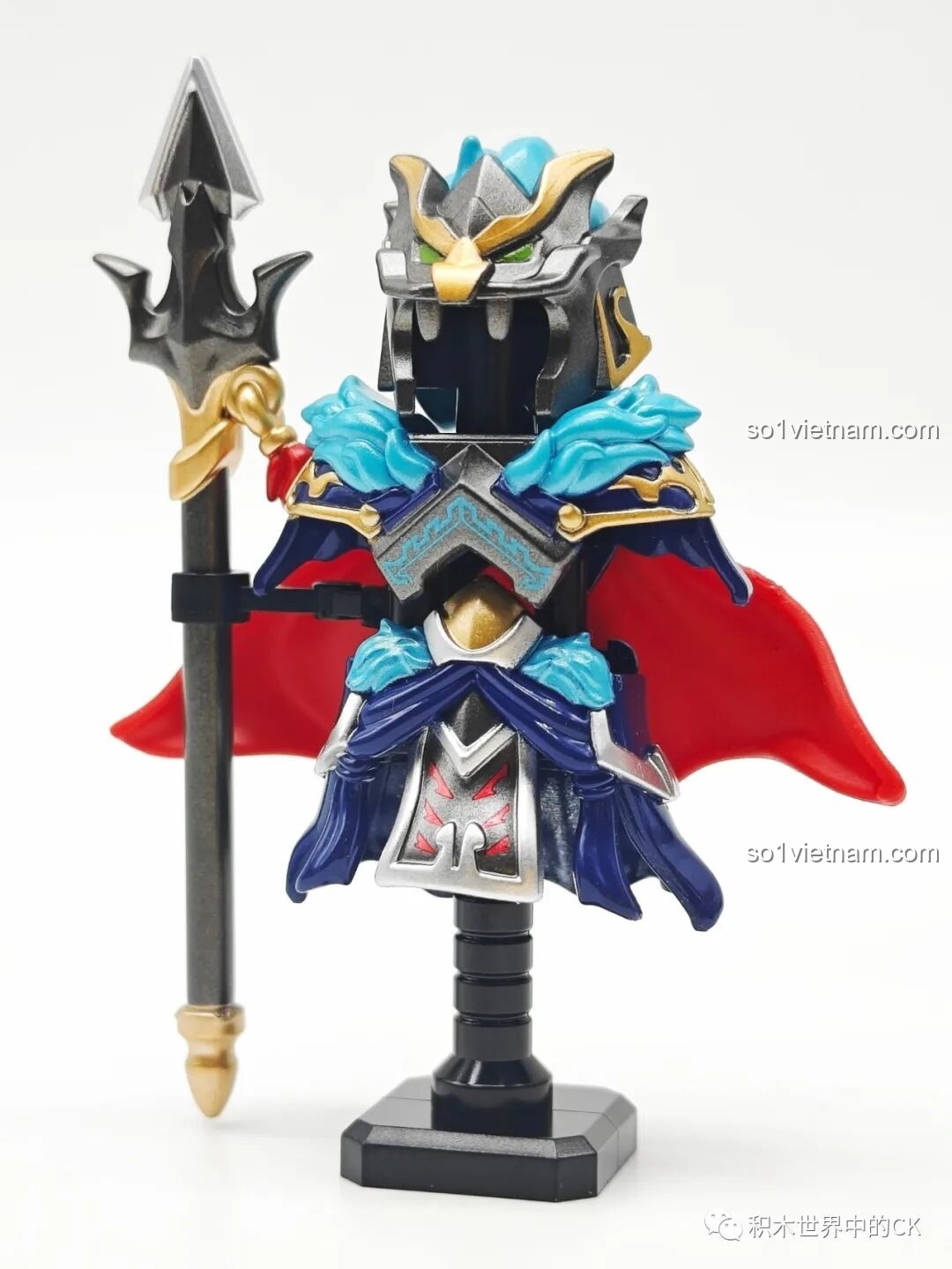 Bộ giáp trụ và vũ khí của minifigure Mã Siêu được trưng bày trên giá đỡ.