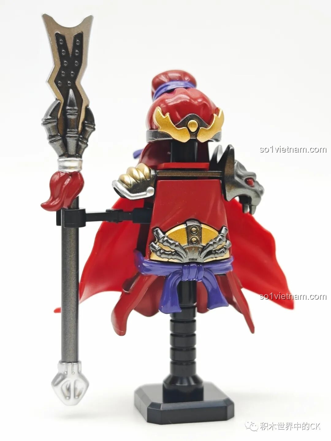 Bộ giáp trụ và cây Bát Xà Mâu của Trương Phi được trưng bày trên giá đỡ.