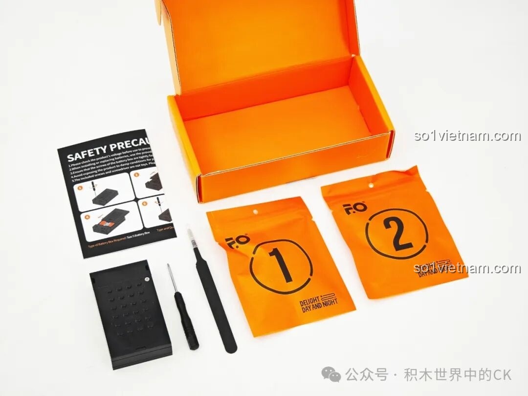 Bộ kit đèn LED và dụng cụ đi kèm của Funwhole F9040, bao gồm hộp pin, dây đèn, nhíp và vít, đóng gói riêng biệt.