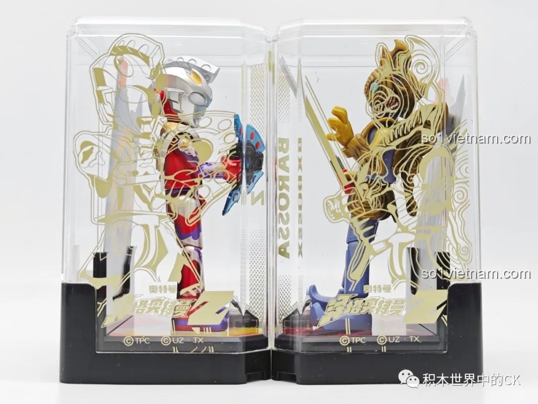 Góc nghiêng của hai mô hình Ultraman Z Gamma Future và Quái Vật Barossa BLOKEES HV-03 trong hộp trưng bày, thể hiện sự đối lập.