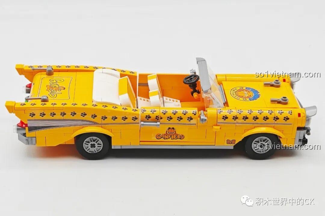 Bộ lắp ghép Chiếc xe Chevy của mèo Garfield 20141 nhìn từ cạnh bên, cho thấy chiều dài và sự cân đối của mô hình.