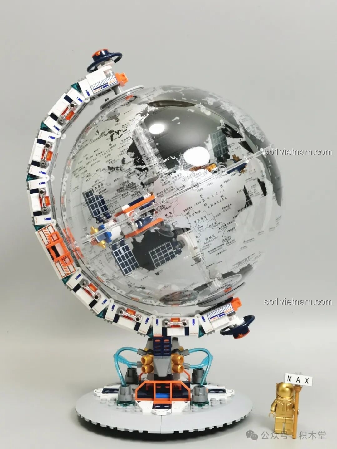 Mô hình Địa cầu Bình Minh JAKI CK003 nhìn từ một góc khác, cho thấy rõ hơn trạm không gian bên trong và bản đồ thế giới. Bộ lắp ghép Địa cầu có trạm không gian cho con trai trên 8 tuổi.
