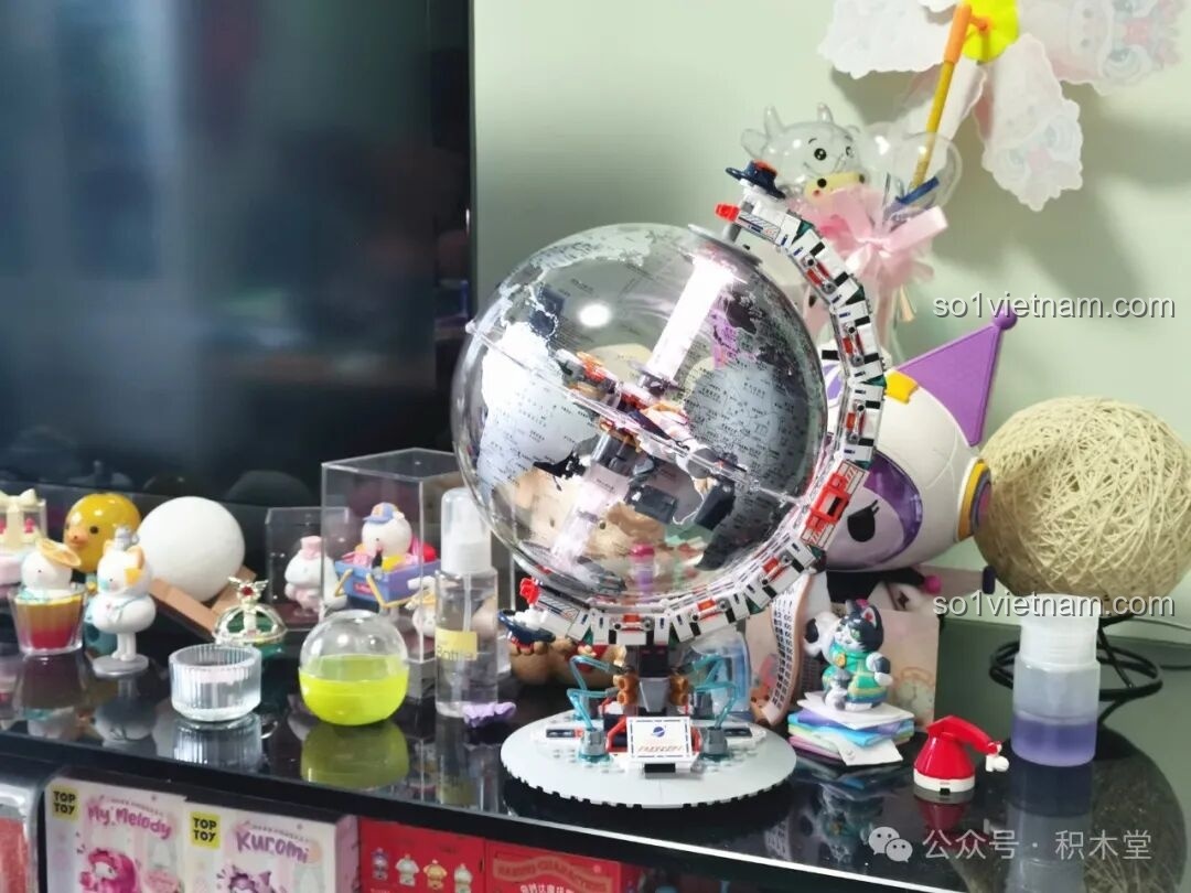 So sánh hai chế độ ánh sáng (lạnh và ấm) của đèn LED trên mô hình Địa cầu Bình Minh JAKI CK003, cùng với hiệu ứng trên quả địa cầu. Đồ chơi mô hình Địa cầu Bình Minh 003 xịn giá rẻ.