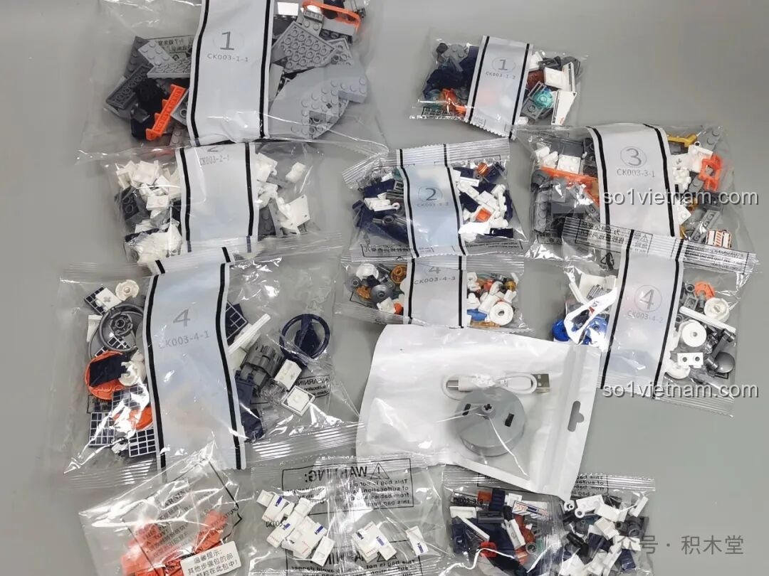 Các túi mảnh ghép được đánh số và các chi tiết đặc biệt như dây sạc, bộ đèn LED của bộ lắp ghép JAKI CK003 Địa cầu Bình Minh. Đồ chơi mô hình Địa cầu Bình Minh 003 xịn giá rẻ.