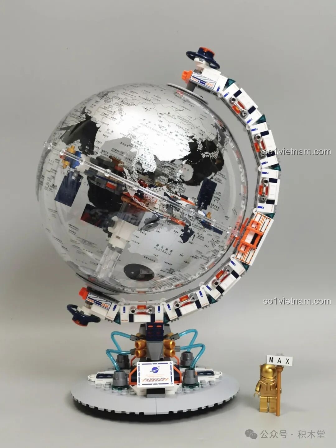 Mô hình Địa cầu Bình Minh JAKI CK003 đã hoàn thiện, đứng vững trên đế, với quả địa cầu trong suốt và trạm không gian bên trong. Bộ lắp ghép Địa cầu khám phá vũ trụ K003 đáng tiền.