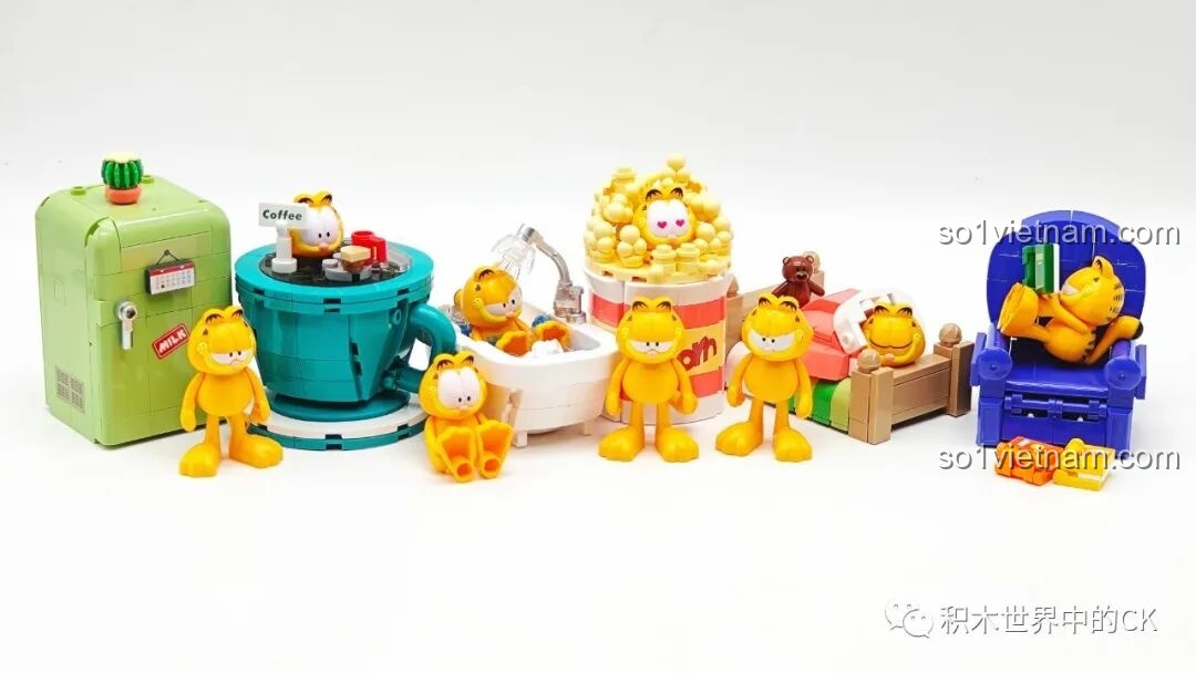 Các mô hình Garfield được đặt trong một khung cảnh phòng học