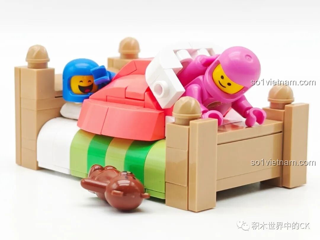 Các nhân vật khác đứng cạnh mô hình bồn tắm Garfield