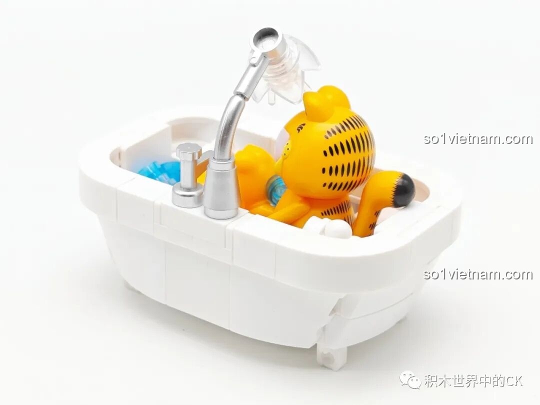 Mô hình Garfield trên giường ngủ Sluban