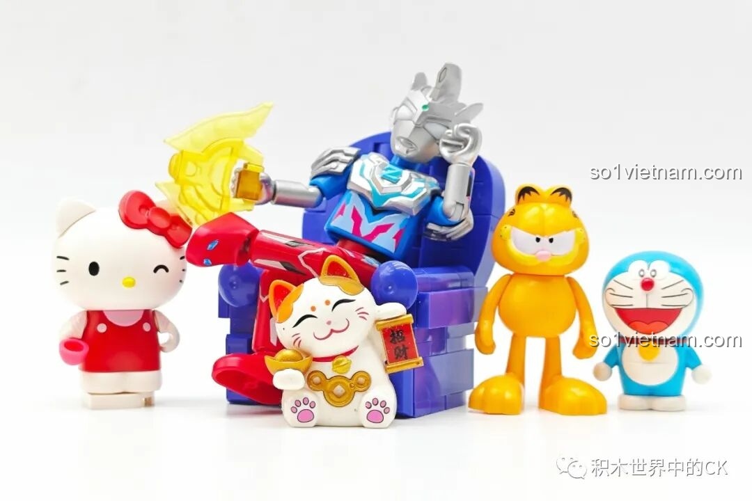 Nhân vật Ultraman ngồi trên ghế sofa Garfield