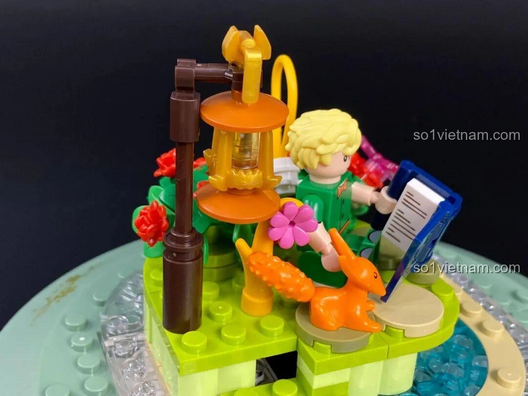 Chi tiết cảnh quan với đèn lồng, chú cáo và các bậc thang trong bộ Đồng Hồ Cát 86301.