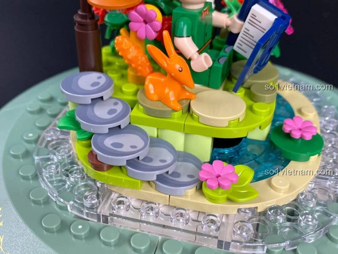 Chi tiết hồ nước và các bậc đá trong cảnh quan của bộ Đồng Hồ Cát 86301.