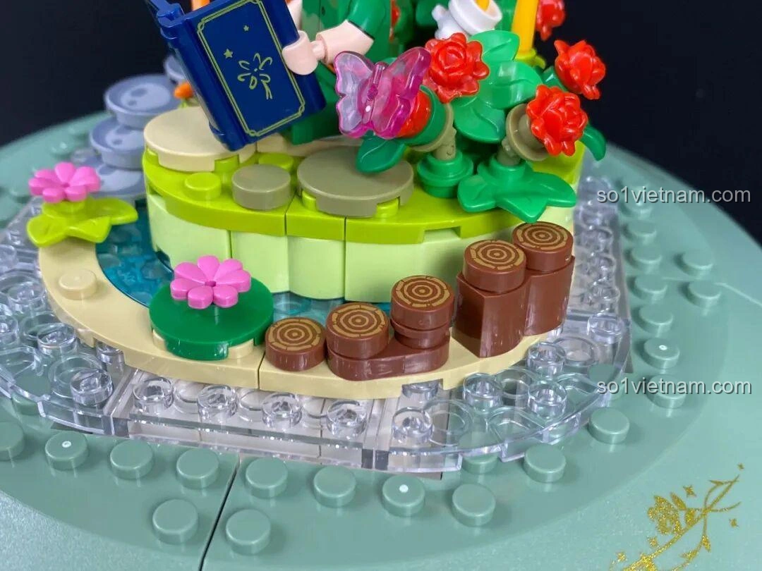 Chi tiết các khúc gỗ và hoa nhỏ trong cảnh quan của bộ Đồng Hồ Cát 86301.