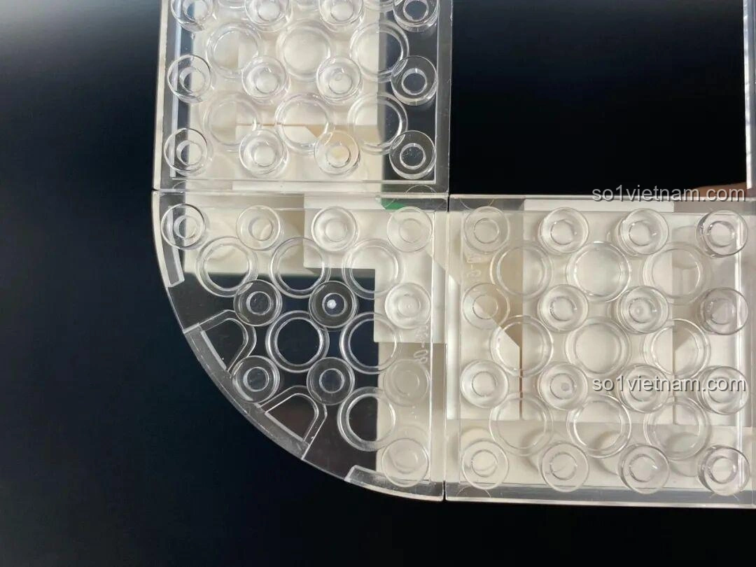 Quá trình lắp ráp phần đế của bộ Đồng Hồ Cát 86301, sử dụng các mảnh trong suốt.