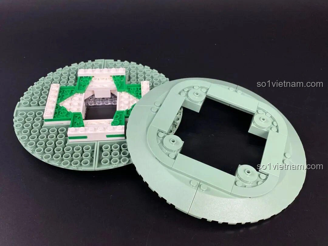 Lắp ráp các mảnh ghép màu xanh lá cây cho phần đế của bộ Đồng Hồ Cát 86301.