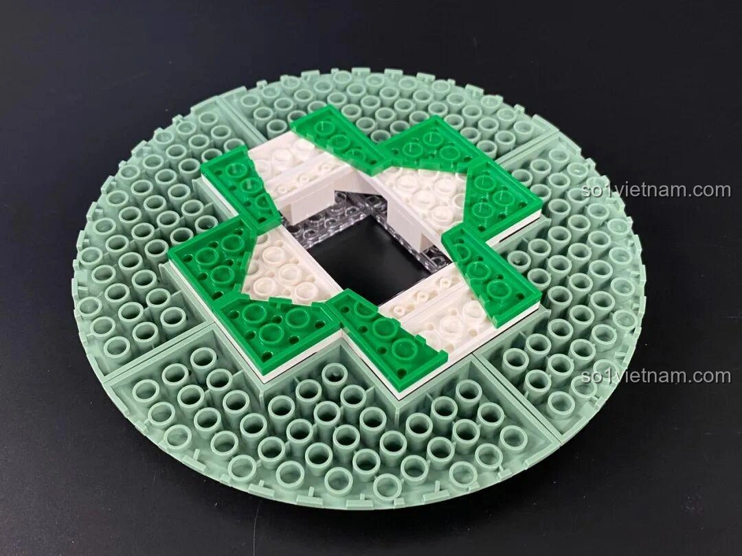 Chi tiết các mảnh ghép màu xanh lá cây và trắng trên phần đế của bộ Đồng Hồ Cát 86301.