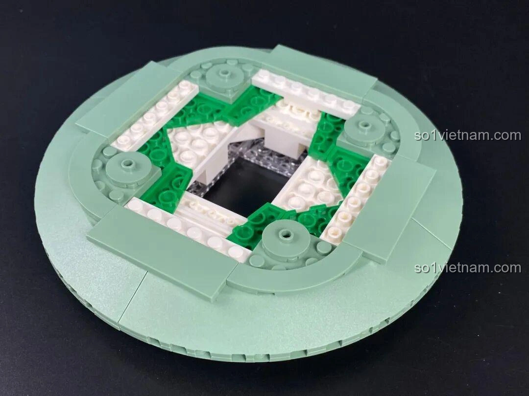 Tiếp tục lắp ráp phần đế của bộ Đồng Hồ Cát 86301, tạo hình khối vững chắc.