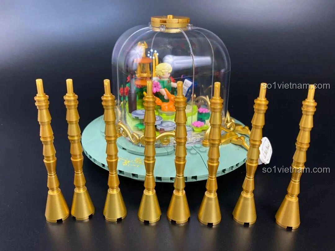 Lắp ráp phần đế trên của bộ Đồng Hồ Cát 86301, với các chi tiết màu vàng và trong suốt.