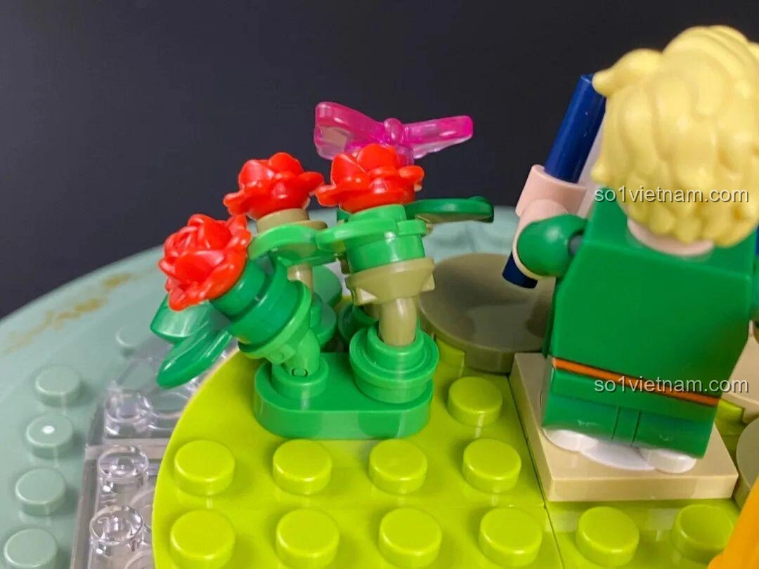 Chi tiết các bông hoa hồng đỏ và xanh lá cây được lắp ráp trong bộ Đồng Hồ Cát 86301.