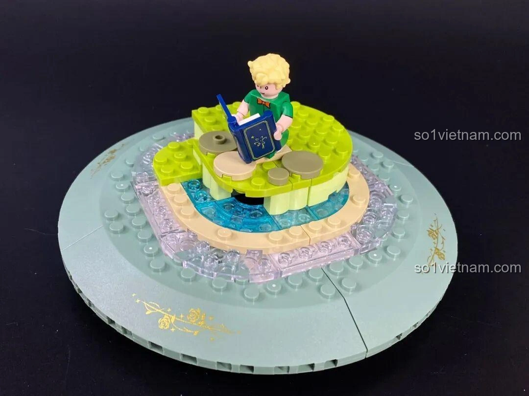 Hoàng tử bé đang đọc sách trên hành tinh nhỏ của mình, một phần của bộ Đồng Hồ Cát 86301.
