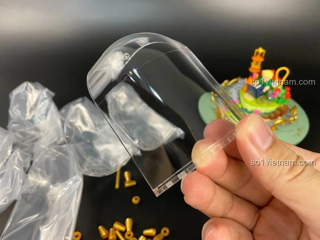 Lắp ráp phần lồng kính trong suốt bao quanh cảnh quan của bộ Đồng Hồ Cát 86301.