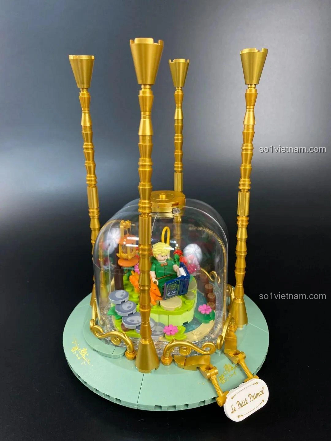 Lắp ráp các trụ vàng xung quanh lồng kính của bộ Đồng Hồ Cát 86301.