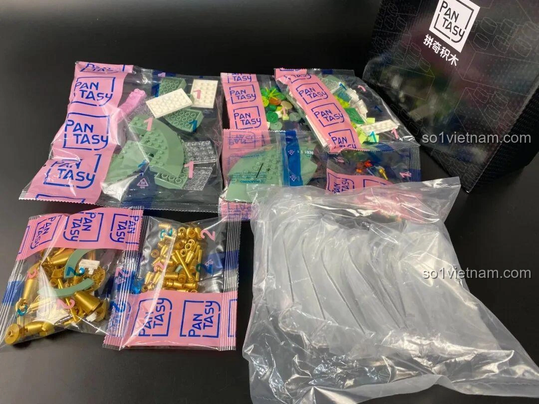 Chi tiết các túi mảnh ghép và mảnh trong suốt lớn của bộ Đồng Hồ Cát 86301, sẵn sàng cho lắp ráp.