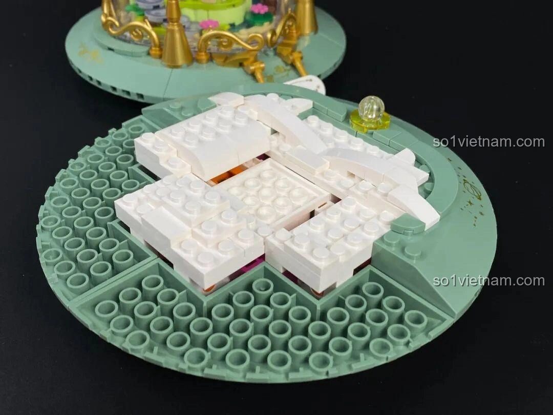 Chi tiết phần trên của mô hình Đồng Hồ Cát 86301, với Hoàng tử bé trên thuyền bay.