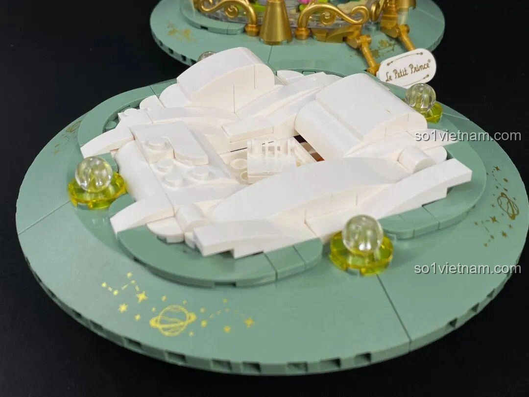 Chi tiết phần dưới của mô hình Đồng Hồ Cát 86301, với hành tinh nhỏ của Hoàng tử bé.