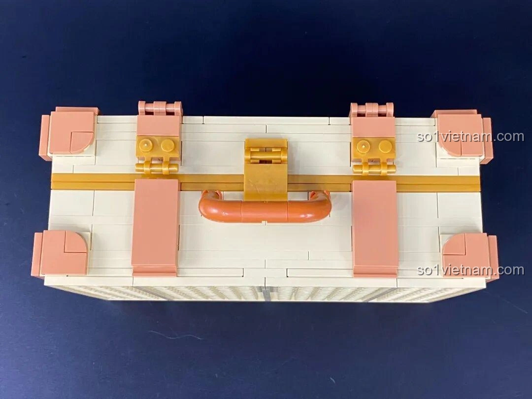 Hình ảnh quảng cáo của bộ lắp ghép Hoàng tử bé Pantasy Đồng Hồ Cát và Vali, với thông điệp ý nghĩa.