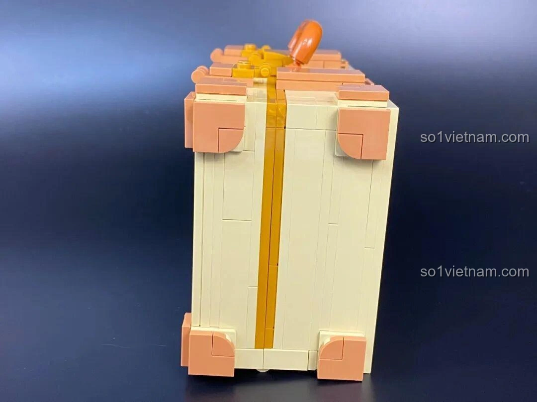 Góc nhìn khác của hai mô hình Đồng Hồ Cát 86301 và Vali 86311, trưng bày cạnh nhau.