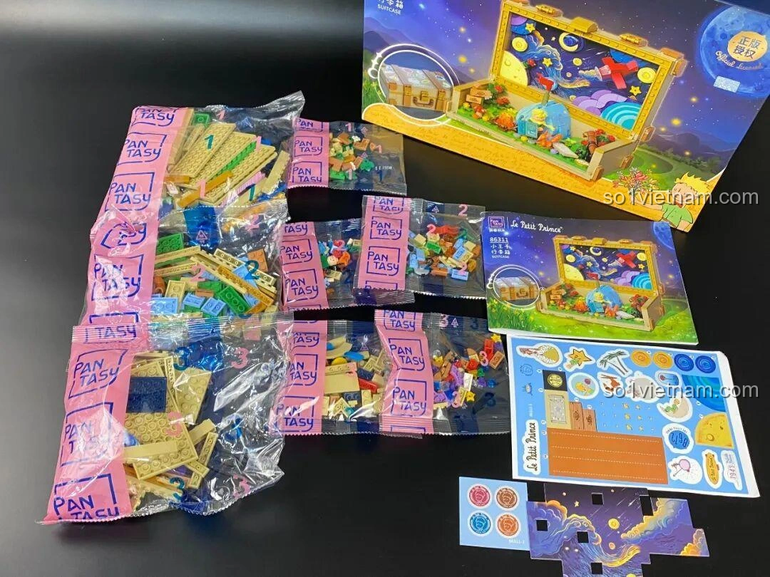 Lắp ráp các chi tiết cảnh quan như hoa hồng, nấm trên phần đế của bộ Vali 86311.