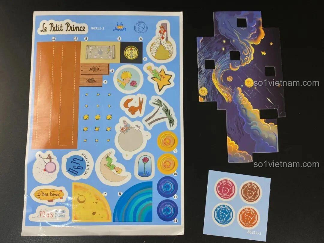 Chi tiết các bông hoa hồng đỏ và xanh lá cây được lắp ráp trong bộ Vali 86311.