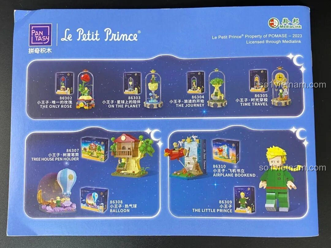 Cảnh quan bên trong vali với Hoàng tử bé, lều, kính thiên văn và chú cáo.