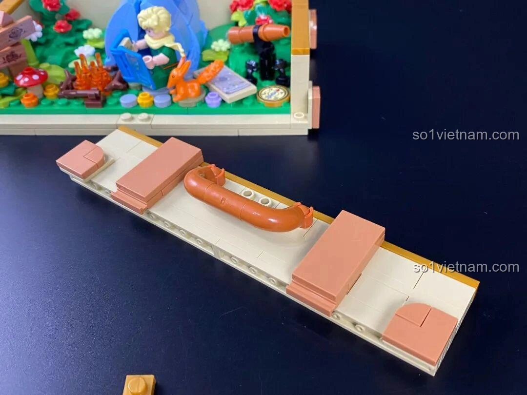 Góc nghiêng của bộ Vali 86311 sau khi hoàn thiện, với các sticker trang trí.