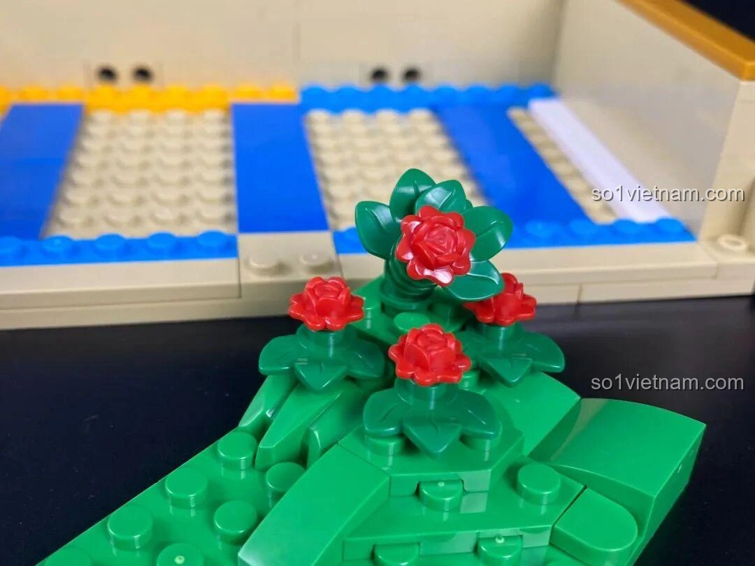 Lắp ráp phần nắp vali của bộ Vali 86311, với các mảnh ghép màu be.