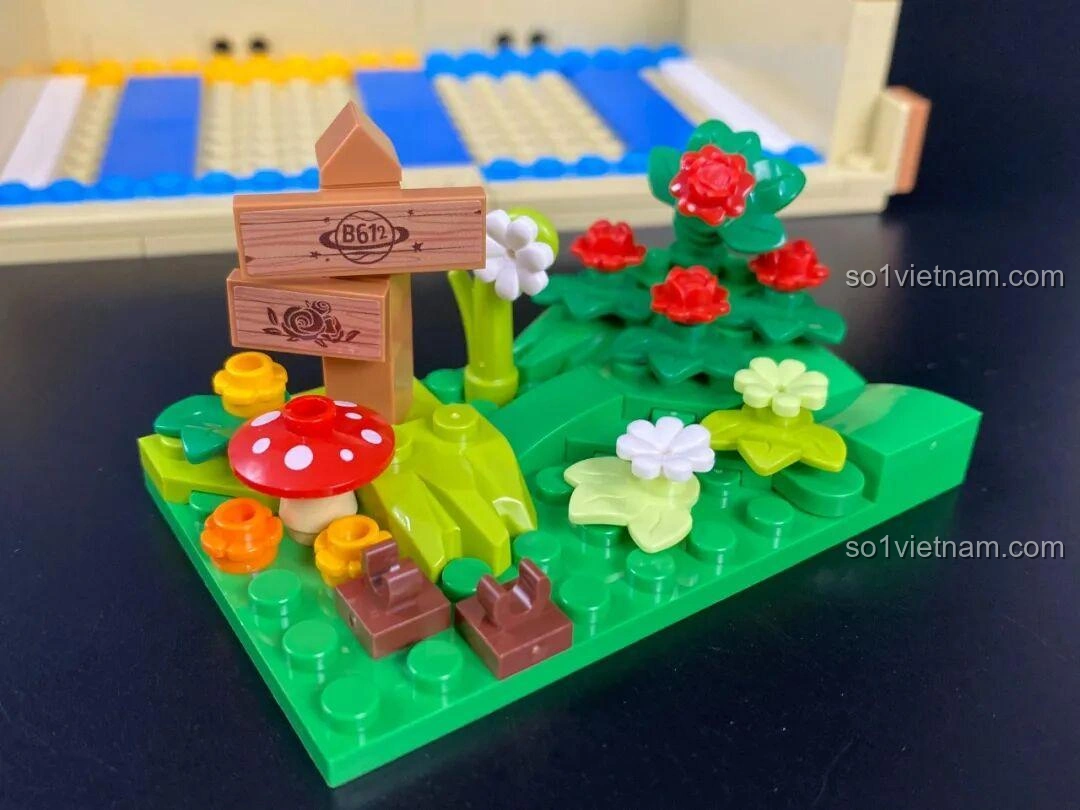 Hoàn thiện phần nắp vali của bộ Vali 86311, với các chi tiết khóa và dây đai.