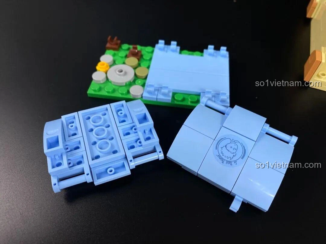 Dán các sticker trang trí lên mặt ngoài của bộ Vali 86311.