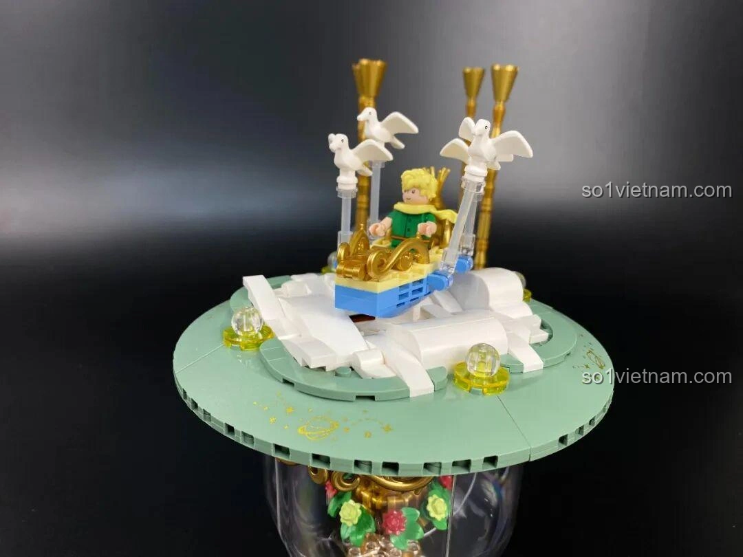 Các tấm sticker và mảnh giấy in hình dùng để trang trí bộ Vali 86311.