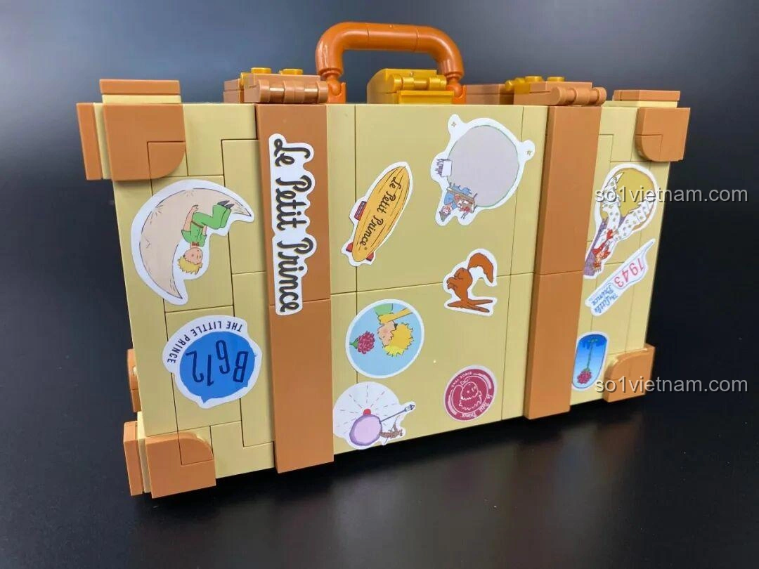 Chi tiết Hoàng tử bé, chú cáo và lửa trại trong cảnh quan của bộ Vali 86311.