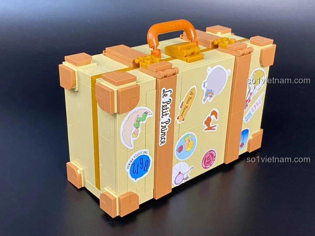 Chi tiết kính thiên văn và bản đồ sao trong cảnh quan của bộ Vali 86311.