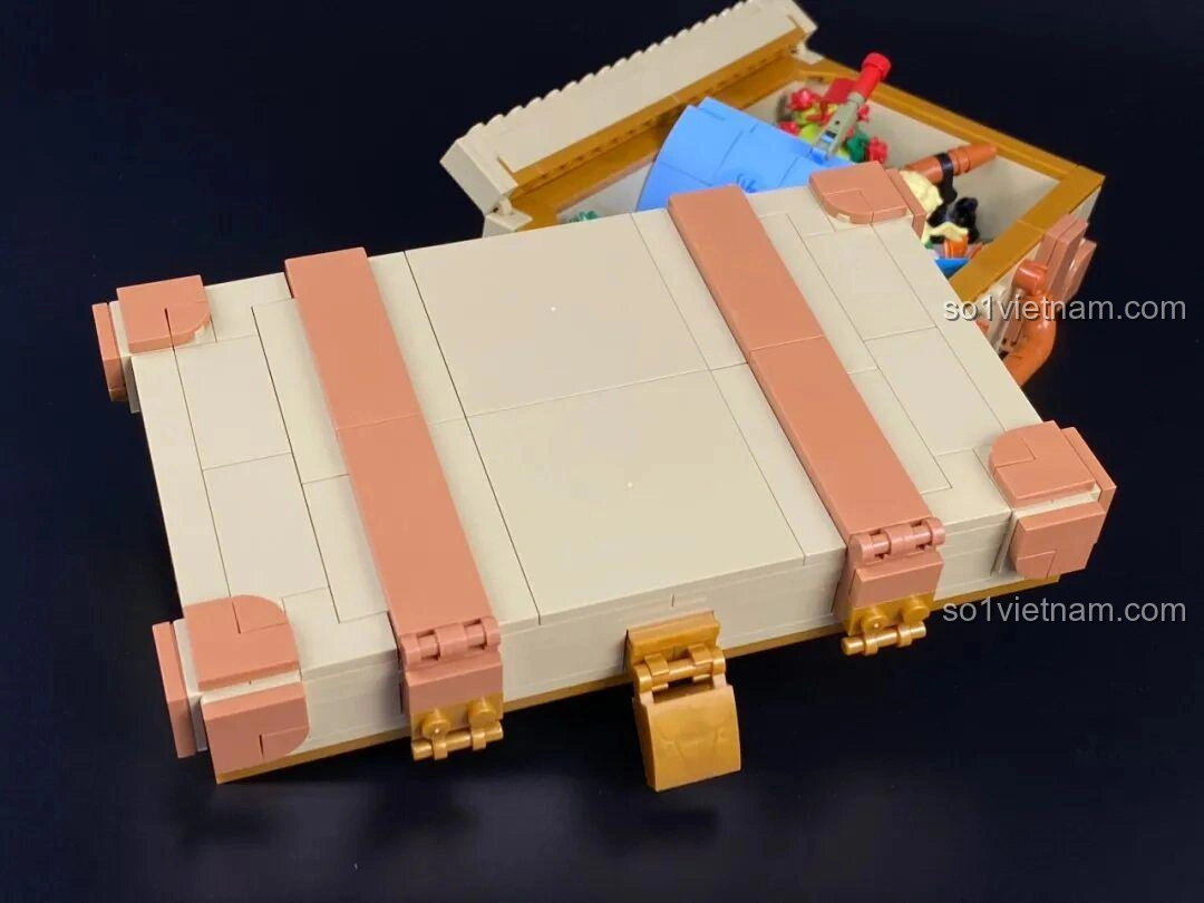 Mô hình Vali Hoàng tử bé Pantasy 86311 đóng lại, với các sticker trang trí.